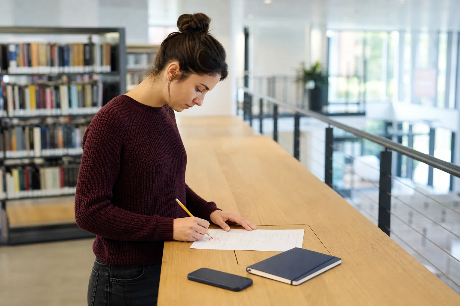 Studentessa adulta che cerchia un solo passaggio incerto prima di porre una domanda mirata